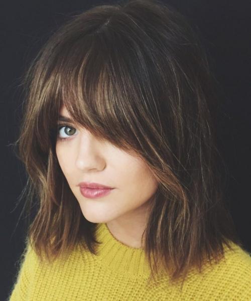 Стрижка на средние прямые волосы с челкой. Красивые и модные стрижки с челкой на средние волосы в 2022 году