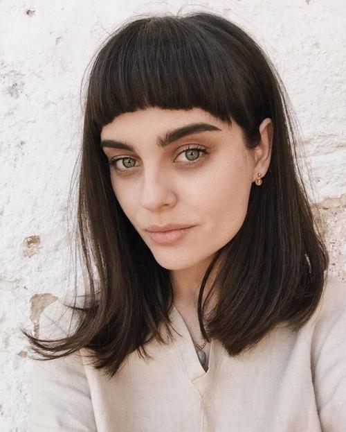 Стрижки на средние волосы с челкой 2022. Модные тенденции челок на средние волосы в 2022 году