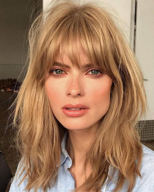 Стрижки на средние волосы с челкой 2022. Модные тенденции челок на средние волосы в 2022 году