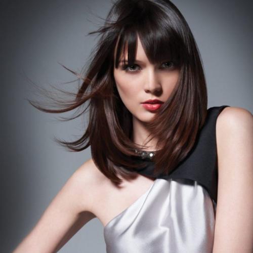 Стрижка на средние прямые волосы с челкой. Красивые и модные стрижки с челкой на средние волосы в 2022 году