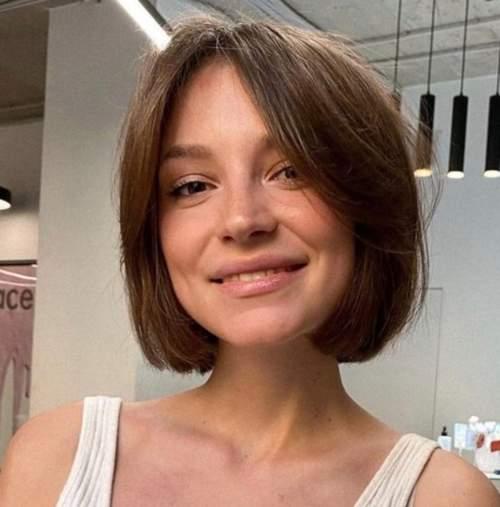 Челка шторка 2022 с актуальными стрижками: фото, тренды