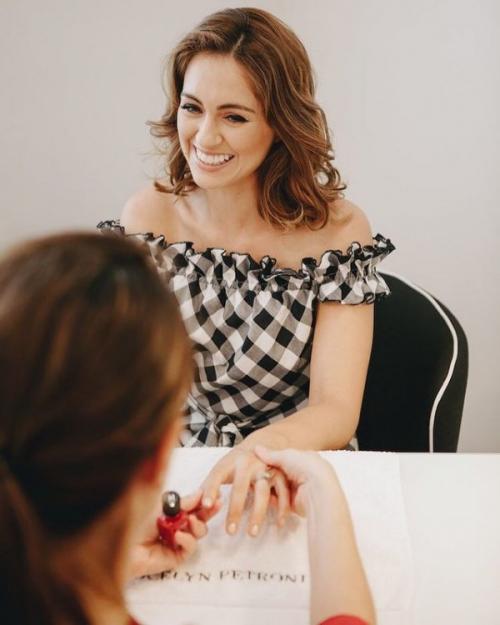 Смешные вопросы мастеру маникюра. 5 фраз женщины на маникюре, которые бесят мастера