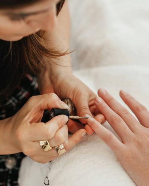 Смешные вопросы мастеру маникюра. 5 фраз женщины на маникюре, которые бесят мастера