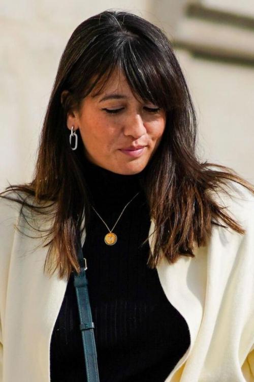 Традиционная прямая челка в 2022 году. Как носить челку в 2022: самые трендовые и красивые стрижки 18