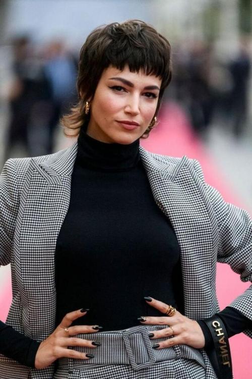 Традиционная прямая челка в 2022 году. Как носить челку в 2022: самые трендовые и красивые стрижки 15