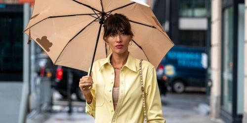 Традиционная прямая челка в 2022 году. Как носить челку в 2022: самые трендовые и красивые стрижки 14