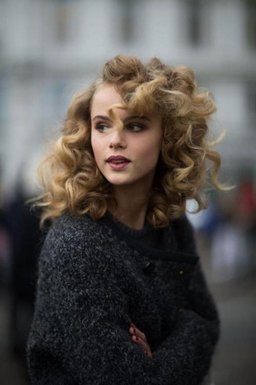 Традиционная прямая челка в 2022 году. Как носить челку в 2022: самые трендовые и красивые стрижки 19