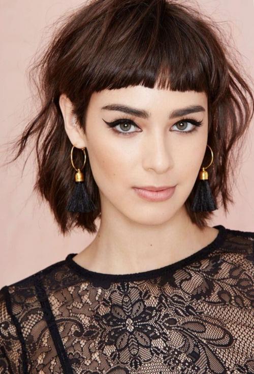 Стрижки на средние волосы с челкой 2022. Модные тенденции челок на средние волосы в 2022 году