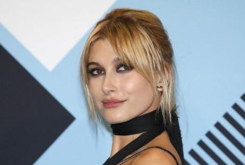 Рваная челка с удлинением по бокам. Это то что вам нужно!