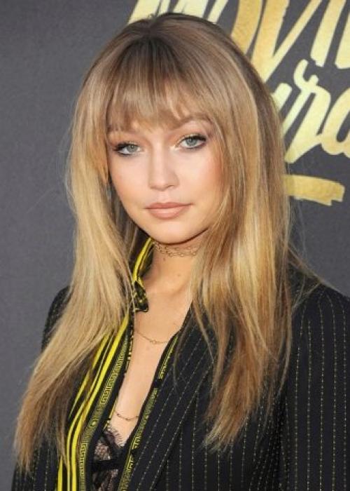 Косая челка с уголком. Стильная косая челка: фото 28