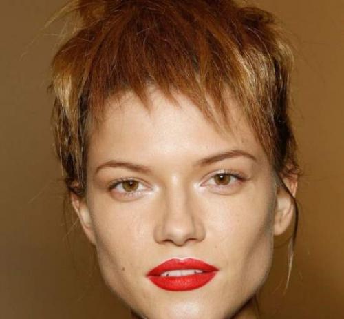 Косая челка с уголком. Стильная косая челка: фото 34