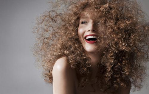 Челка на волнистые волосы 2022. Стрижки и прически для волнистых волос: обзор трендов 2022 года