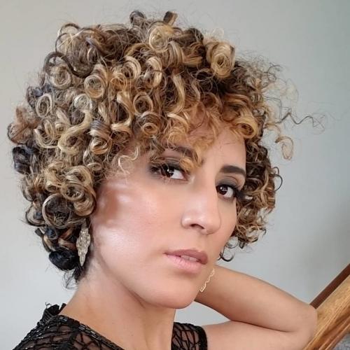 Челка на волнистые волосы 2022. Стрижки и прически для волнистых волос: обзор трендов 2022 года