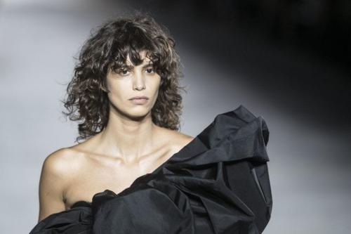 Удлиненная челка на вьющиеся волосы. Нужна ли челка на волнистые волосы