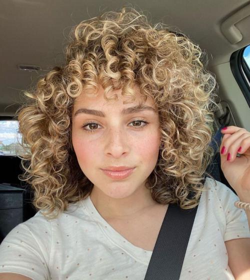 Челка на волнистые волосы 2022. Стрижки и прически для волнистых волос: обзор трендов 2022 года