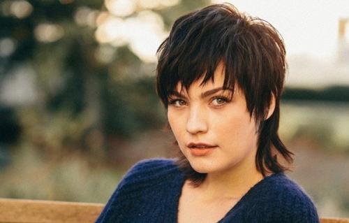 Стрижка с челкой на средние волосы 2022. Модные женские стрижки на средние волосы 2022 года и 80 фото для вдохновения