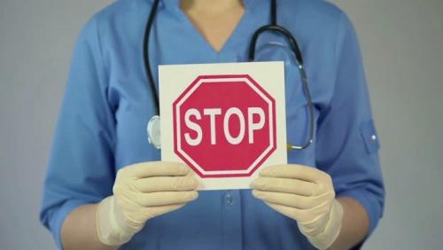 Нужно ли снимать липкий слой с геля перед нанесением гель-лака. Что думают специалисты?