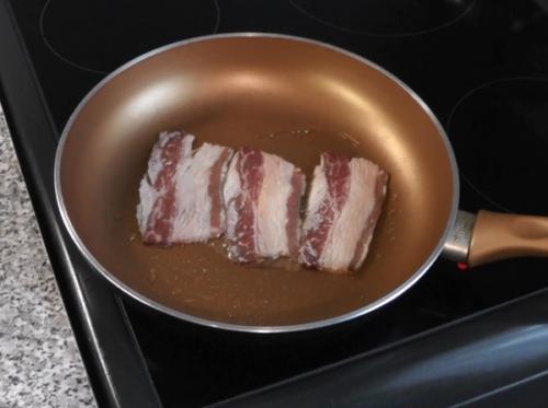 Клаб-сэндвич с говядиной. Клаб сэндвич с беконом из мраморной говядины и яйцом