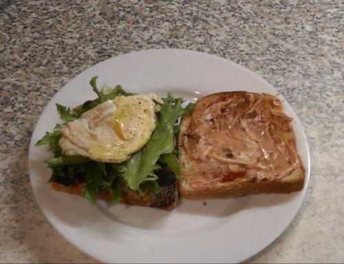 Клаб-сэндвич с говядиной. Клаб сэндвич с беконом из мраморной говядины и яйцом