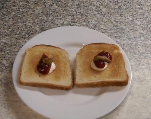 Клаб-сэндвич с говядиной. Клаб сэндвич с беконом из мраморной говядины и яйцом