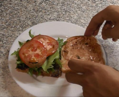 Клаб-сэндвич с говядиной. Клаб сэндвич с беконом из мраморной говядины и яйцом