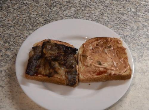 Клаб-сэндвич с говядиной. Клаб сэндвич с беконом из мраморной говядины и яйцом