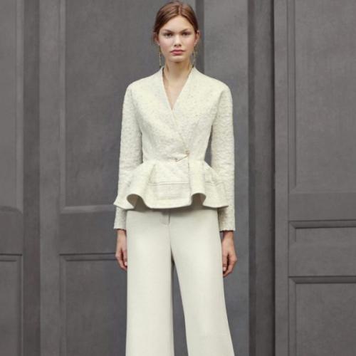 Брючный костюм на свадьбу гостье. Какие вечерние брючные костюмы для девушек на свадьбу нужно выбирать