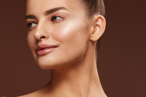 Как использовать жидкий хайлайтер. Сияющая кожа — бессменный тренд. Рассказываем, как правильно выбирать и наносить жидкий хайлайтер