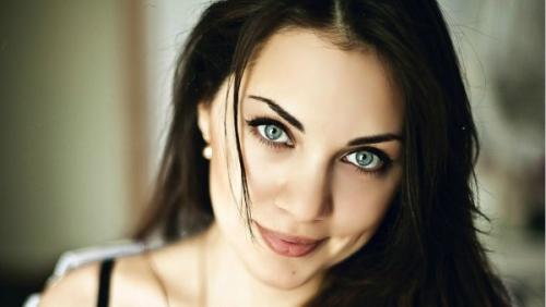 Тени для зеленых глаз и темных волос. Главные особенности макияжа