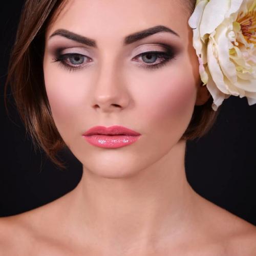 Белые тени могут визуально увеличить глаза. Основные техники макияжа для увеличения глаз 05 Белые тени могут визуально увеличить глаза. Основные техники макияжа для увеличения глаз 05