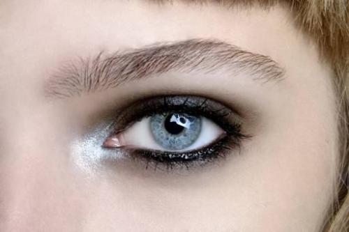 Макияж для увеличения глаз пошагово. Открытый взгляд: как с помощью макияжа сделать глаза больше?