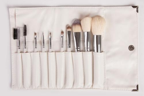 Как визуально увеличить глаза с помощью стрелок. Как увеличить глаза с помощью макияжа: стрелок, теней, подводки, карандашом, при нависшем веке. Пошаговая инструкция