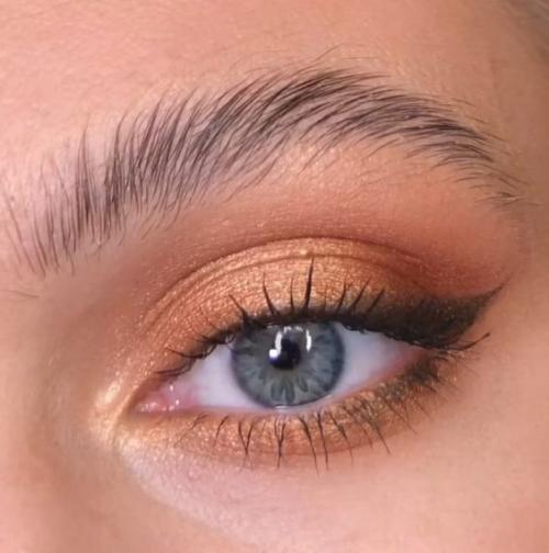 Макияж для голубых глаз блондинок. Макияж для голубых глаз
