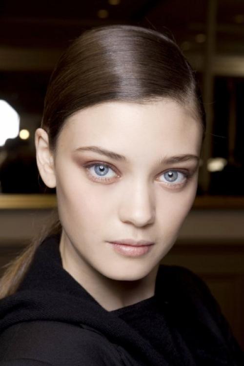 Макияж для голубых глаз брюнеток. Макияж для девушек с голубыми глазами и темными волосами