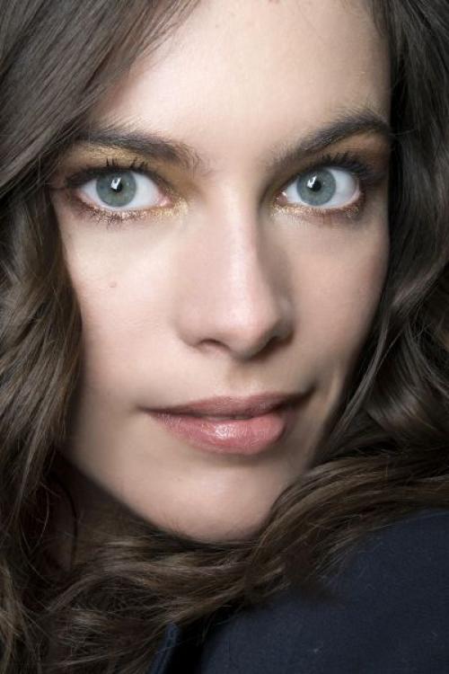 Макияж для голубых глаз брюнеток. Макияж для девушек с голубыми глазами и темными волосами