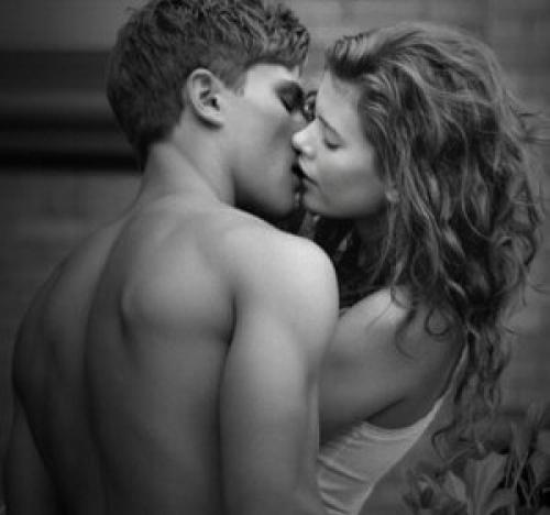 Что делать на свидании с девушкой. Прикасайся к ней с самого начала