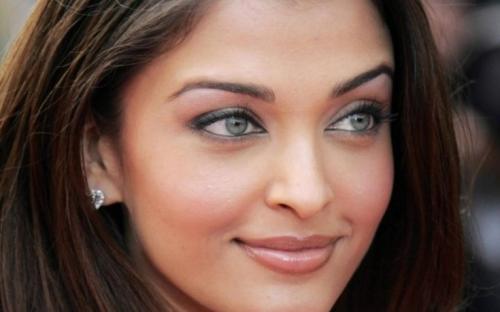 Белые тени под бровь. Повседневный макияж в серых тонах