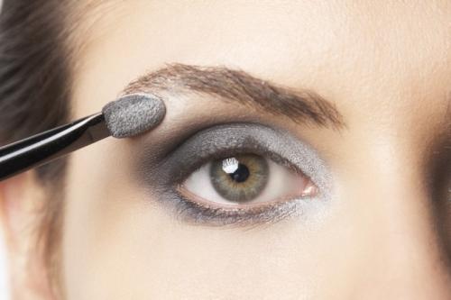Белые тени под бровь. Повседневный макияж в серых тонах