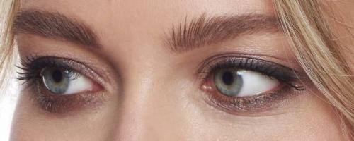 Белые тени под бровь. Повседневный макияж в серых тонах