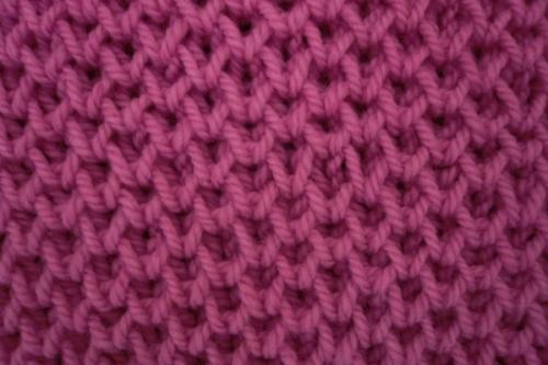 Какие особенности вязания шапок для женщин после 40 следует учитывать при выборе узора. Узоры спицами для шапок: схемы и описание