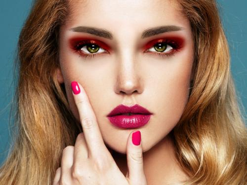 Красные тени кому идут. Откуда пришла мода на красные тени для макияжа глаз и как их правильно носить