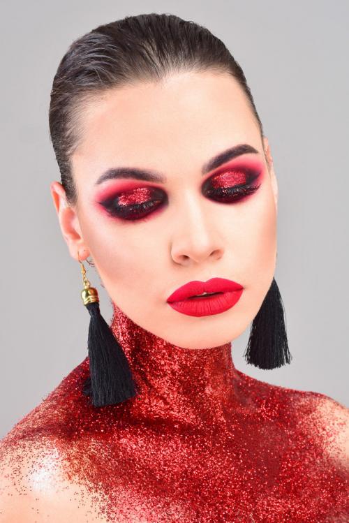 Красные тени кому идут. Откуда пришла мода на красные тени для макияжа глаз и как их правильно носить