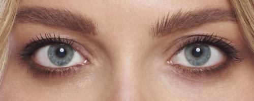 Белые тени под бровь. Повседневный макияж в серых тонах