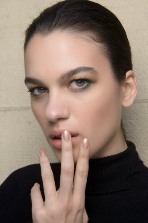 Как визуально увеличить глаза. Макияж для нависшего века и увеличения глаз