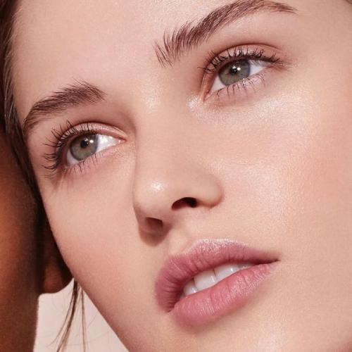 Перламутровый хайлайтер. Блестящее решение: бьюти-средства с перламутровым эффектом