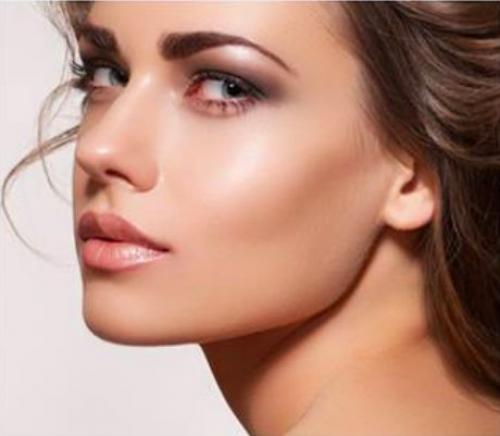 Перламутровый хайлайтер. Блестящее решение: бьюти-средства с перламутровым эффектом