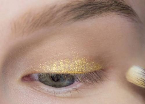 Желтые тени кому идут. Макияж с желтыми тенями: идеи и техники