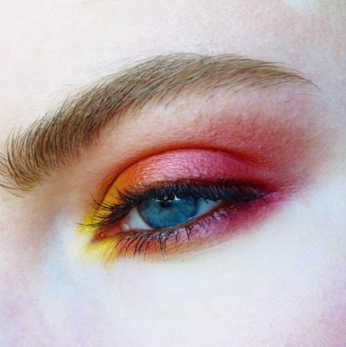 Желтые тени кому идут. Макияж с желтыми тенями: идеи и техники