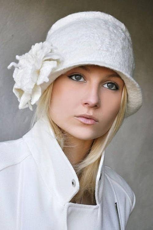 Какие материалы наиболее предпочтительны для головных уборов для женщин старше 40 лет. Популярные цвета