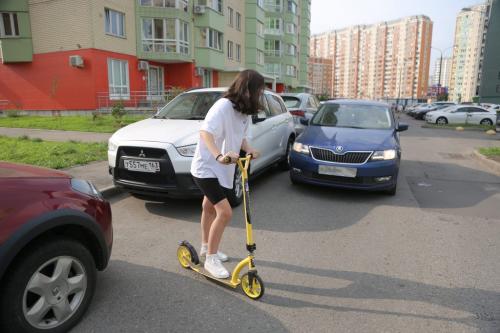 Движение на самокате во дворе. Почему дети на самокатах попадают под колёса во дворах и на «зебрах»?